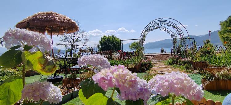 泸沽湖水岸花宿客栈图片
