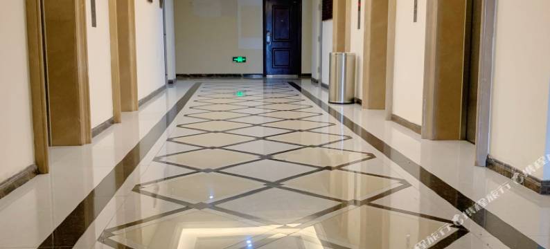 花里时光·观景影音美宿(昆明火车站西山万达广场店)图片