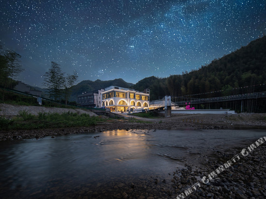 月下枕溪·溪边温泉度假民宿(泾县月亮湾风景区店)