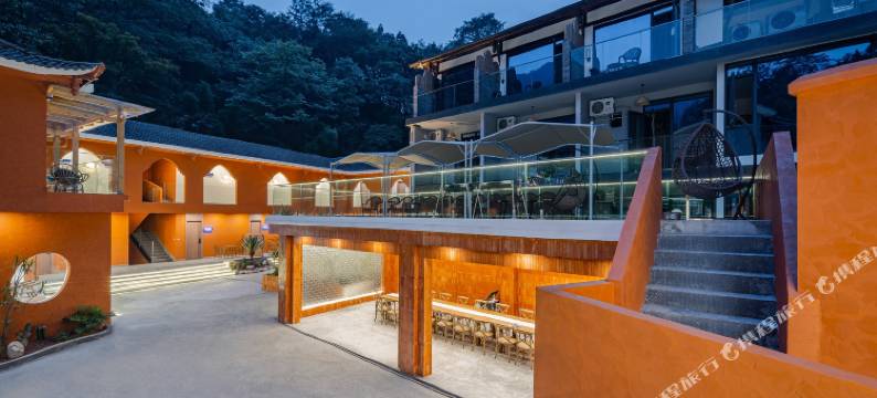 汀风橙色院子民宿(青城后山泰安古镇店)图片