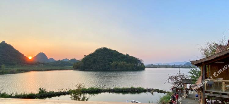 普者黑水月山270度悬空露台C位湖景美宿图片