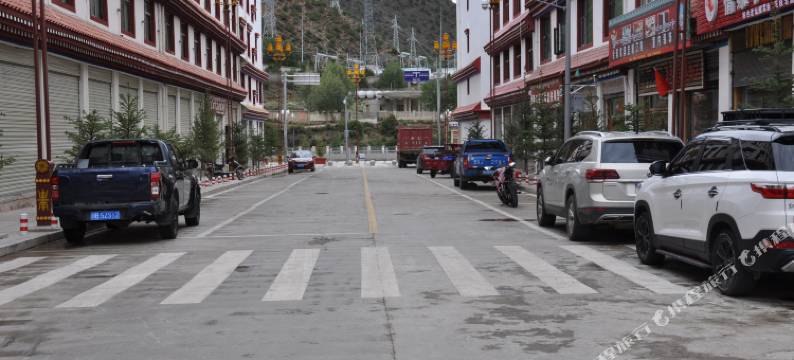 左贡艳辉旅游酒店图片