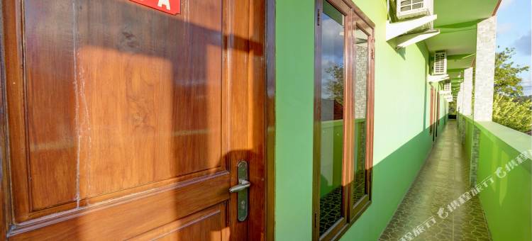 Hotel O 沙哈巴特伊斯兰旅馆靠近普拉萨电信巴威安(Hotel O Sahabat Syariah Near Plasa Telkom Bawean)图片