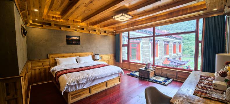 贡嘎山上木居央廓尔仓民宿图片