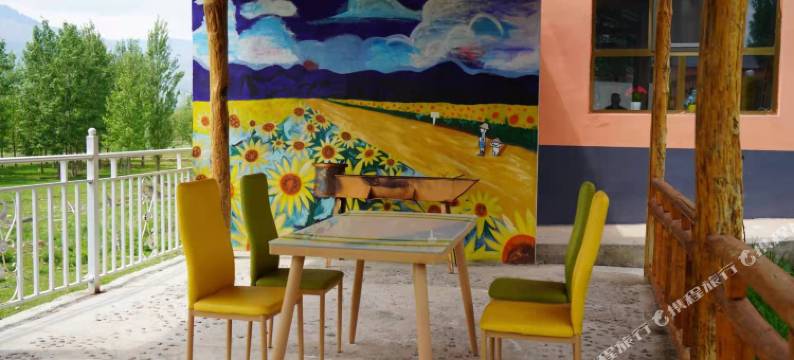 那拉提水绿天青客栈图片