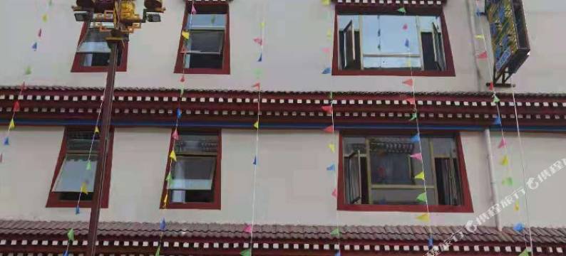 左贡艳辉旅游酒店图片