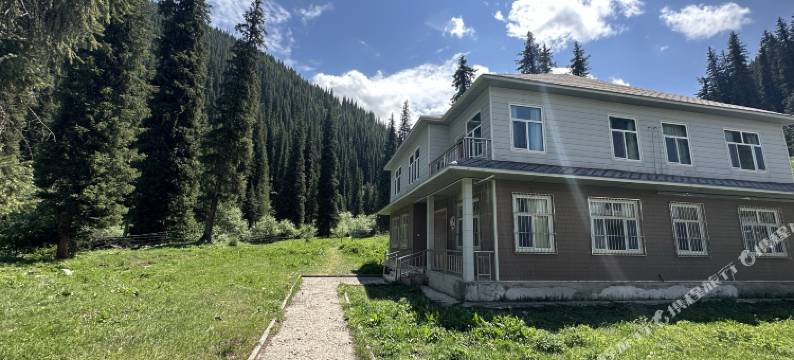 和静巩乃斯山庄图片