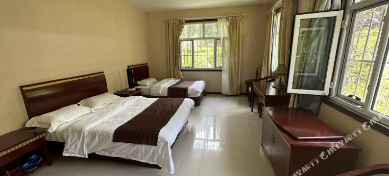 和静巩乃斯山庄图片