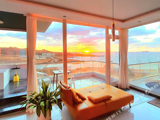 夕阳下的黑白树海景民宿(金石湾店)