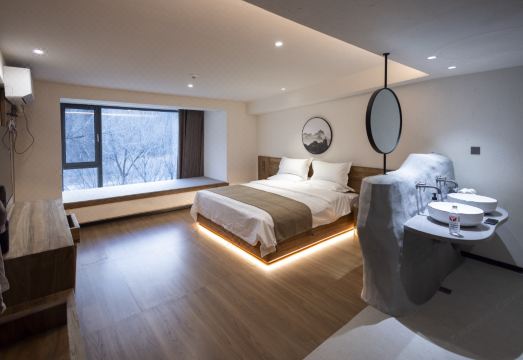 桦树林·伴山观景侘寂美学Villa度假民宿（五爷庙殊像寺店）外景图