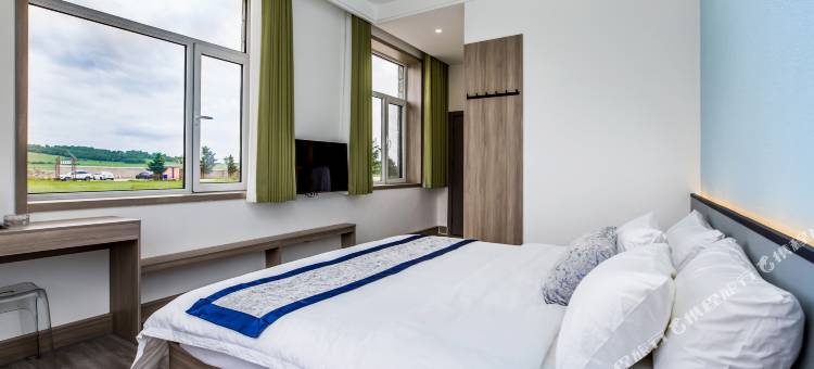 乌兰布统草原乌兰野宿图片