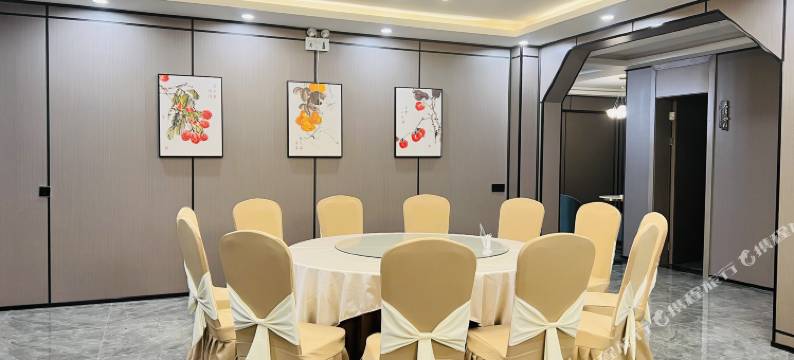 雷波马湖假日酒店图片