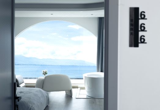 大理目海悦天海景别墅外景图