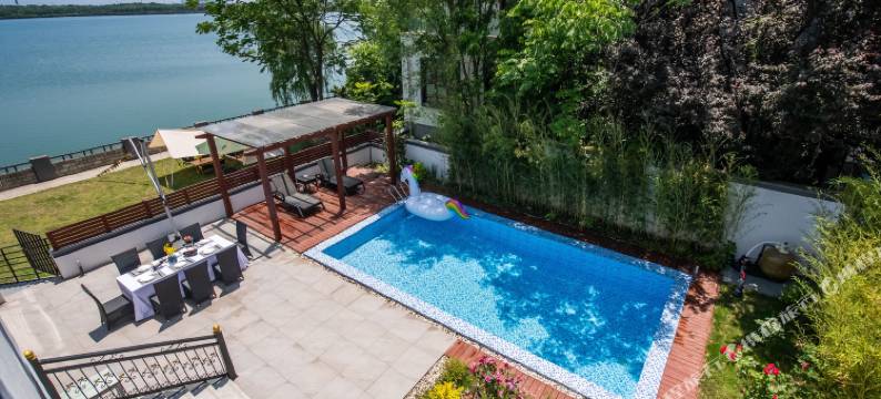 阳澄湖水云阁湖景泳池别墅图片