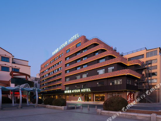 丹东火车站鸭绿江断桥亚朵酒店