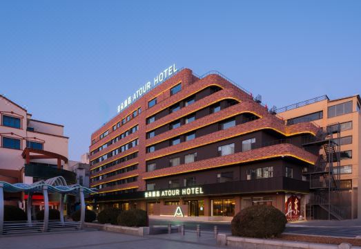 丹东火车站鸭绿江断桥亚朵酒店外景图