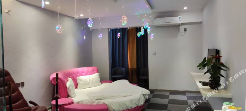 紫惑主题酒店(昆明大商汇官南店)图片