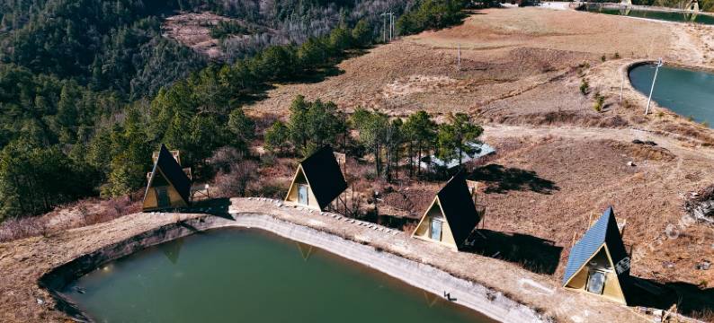 丽江玉龙雪山缦云里日照金山观景民宿图片