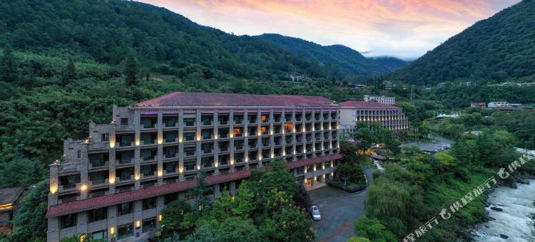 海螺沟贡嘎神汤温泉酒店图片