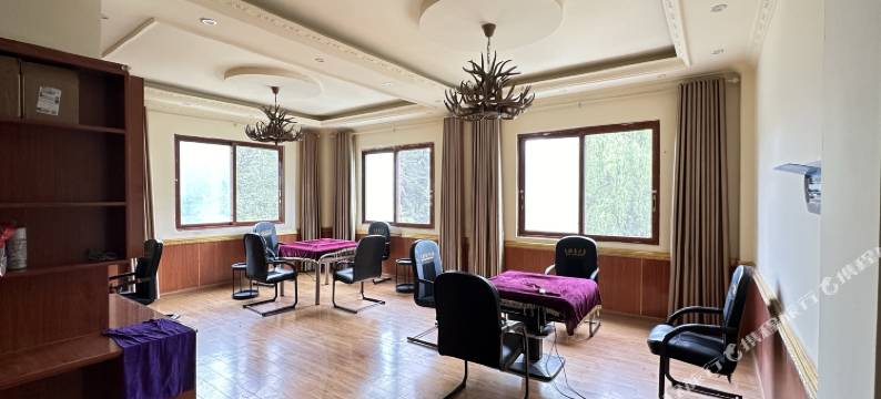 宝兴鸿山鼎大酒店图片