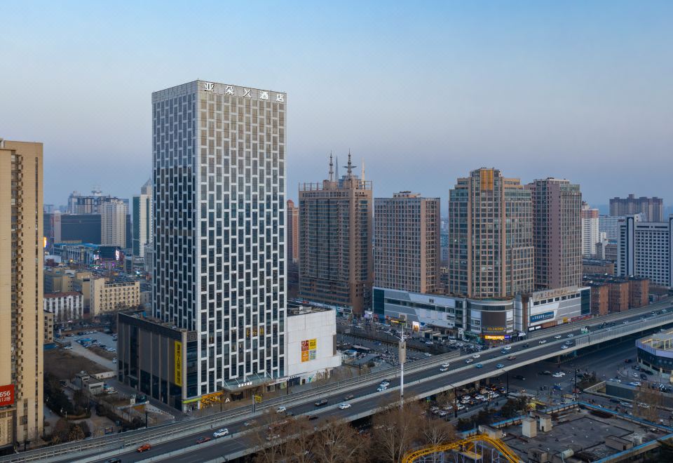 洛阳王府井王城公园地铁站亚朵X酒店外景图