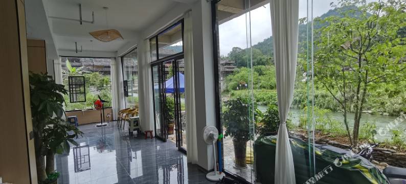 小丹江苗寨江畔全景民宿图片