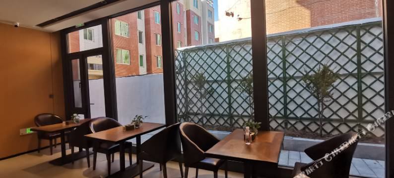 艾居家迎酒店(盖州市公安局店)图片