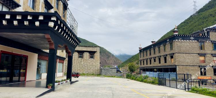 稻城乐乐酒店图片