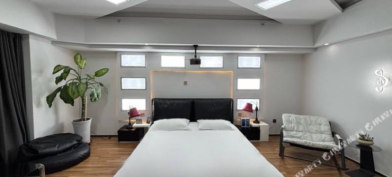 M设计师观影民宿(银川金凤万达广场店)图片