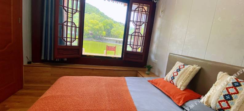 红叶谷树屋图片