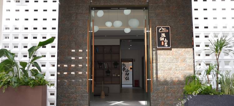 上犹南湖揽湖山居图片