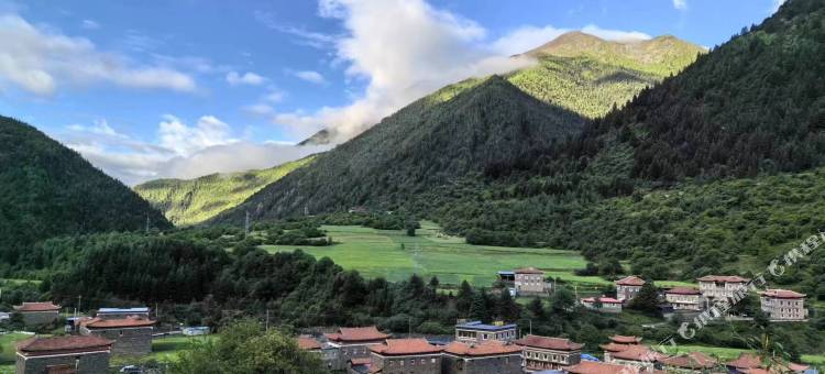 贡嘎山雪域景观民宿图片