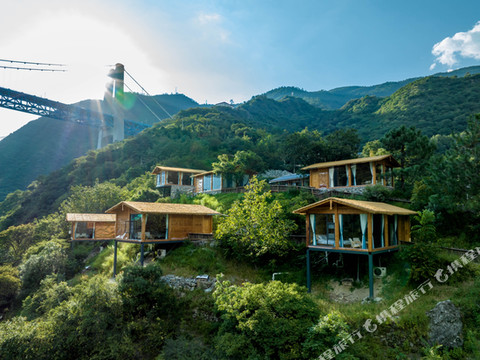官官邸悬崖民宿(虎跳峡店)