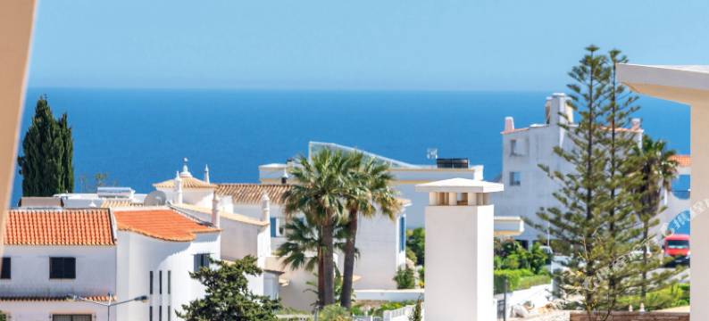 海景公寓，设有 3 个宽敞的露台、2 个游泳池和网球场(BnB Homes Ocean View Apartment with 3 Spacious Terraces, 2 Swimming Pools & Tennis Court)图片