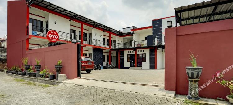 Super OYO 3702 布根维尔民宿伊斯兰旅馆(RedDoorz Syariah at Homestay Bougenville Near Taman Alun-Alun Kota Lamongan)图片