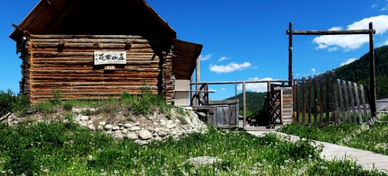 禾木花田山庄图片