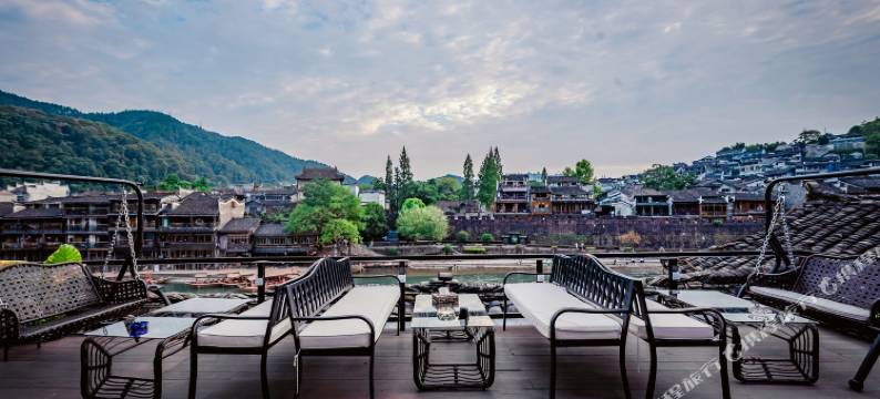 凤凰等一个人江景客栈图片