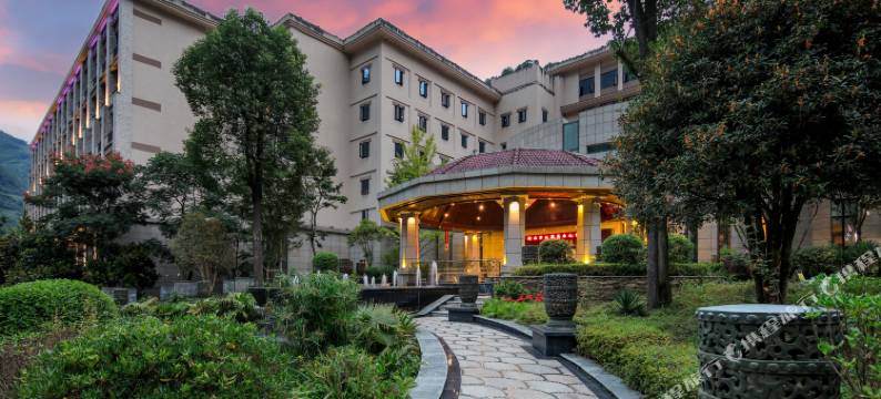 海螺沟贡嘎神汤温泉酒店图片