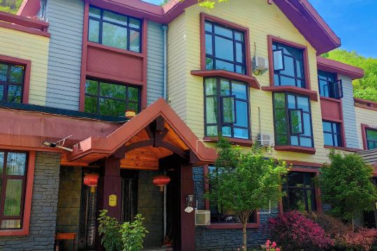 2018信阳郝堂龙泉湾精品民宿位于信阳市平桥区五里办事处郝堂村 ,距离