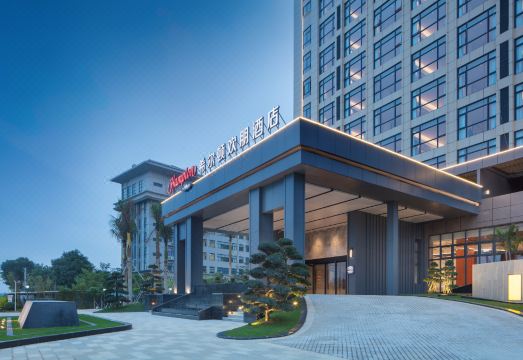 琼海高铁站希尔顿欢朋酒店外景图