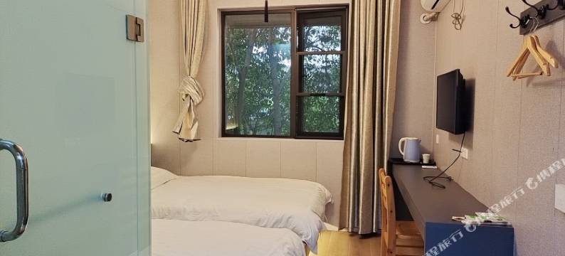 山与庭院民宿图片