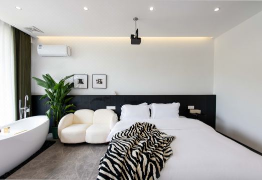 Yingshan Crescent Moon HomestayHotel Overview