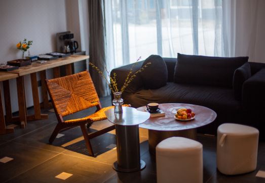 平措康桑曲当富氧酒店外景图