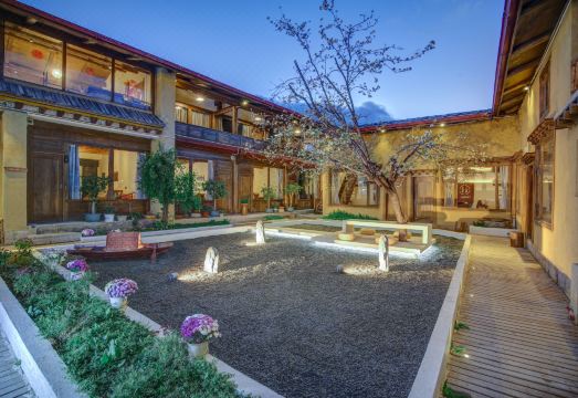 香格里拉觅舍客栈外景图