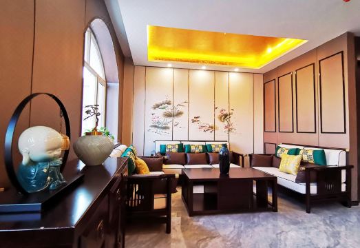 Holiday Inn Xingang Hotel Overview