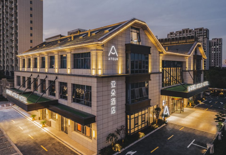 上海临港新城万达广场亚朵酒店外景图