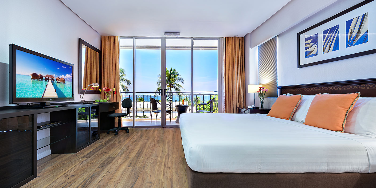 Court Meridian Hotel & Suites Over view