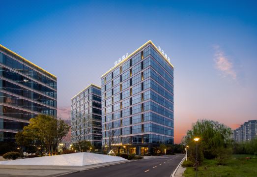 无锡东站映月湖公园地铁站亚朵酒店外景图