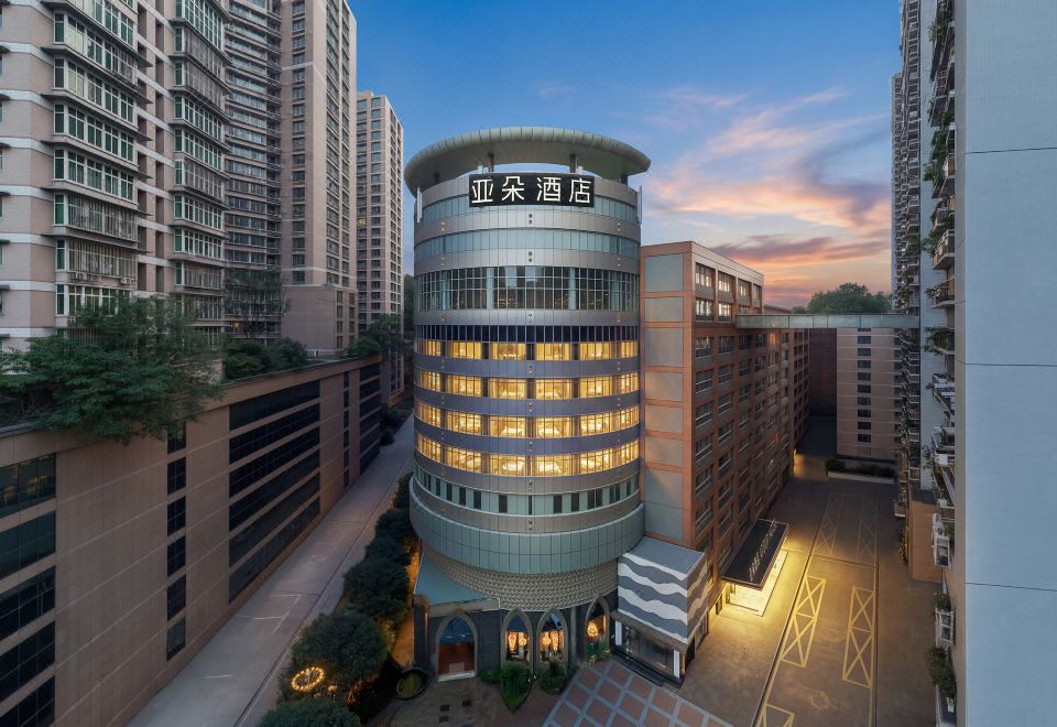 重庆解放碑临江门地铁站亚朵酒店外景图