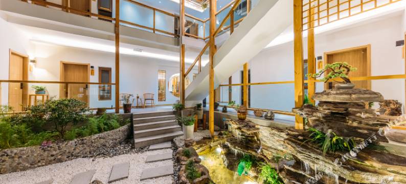 泊隐逸墅民宿(神农架木鱼镇旅游集散中心店)图片